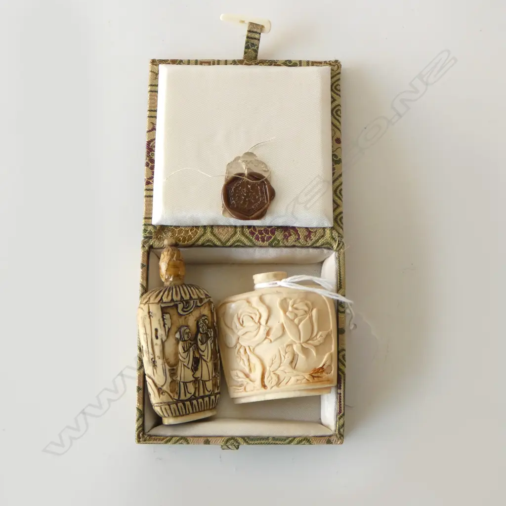 2 VINTAGE CARVED BONE ORIENTAL SNUFF BOXES Image 1++