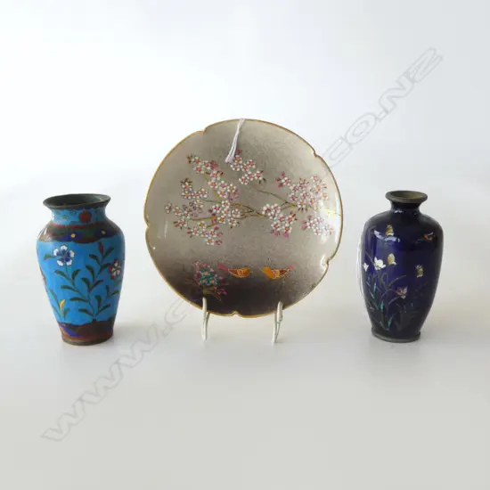 SATSUMA DISH DIA125MM & 2 SMALL CLOISONE VASES H90MM