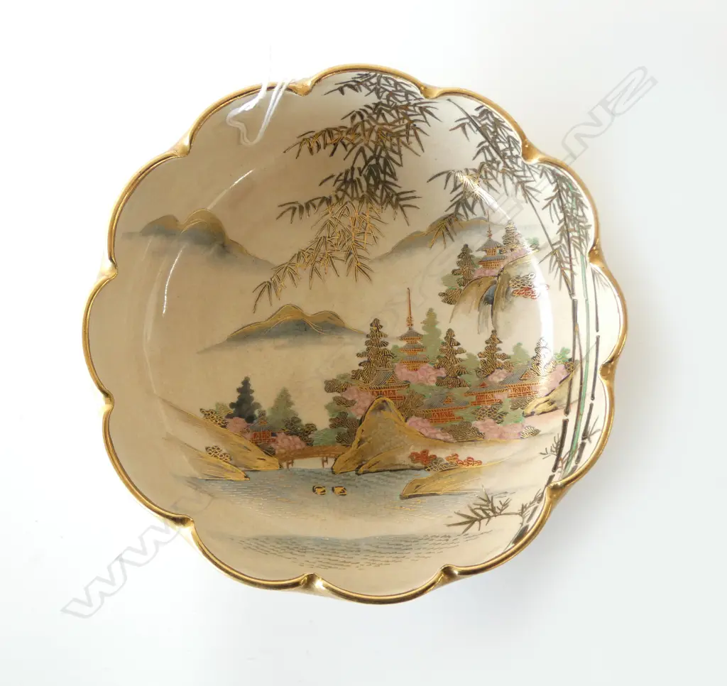 OLD JAPANESE SATSUMA LOBED BOWL fine painted & gilded coastal landscape decoration Dia.190mm Image 1++