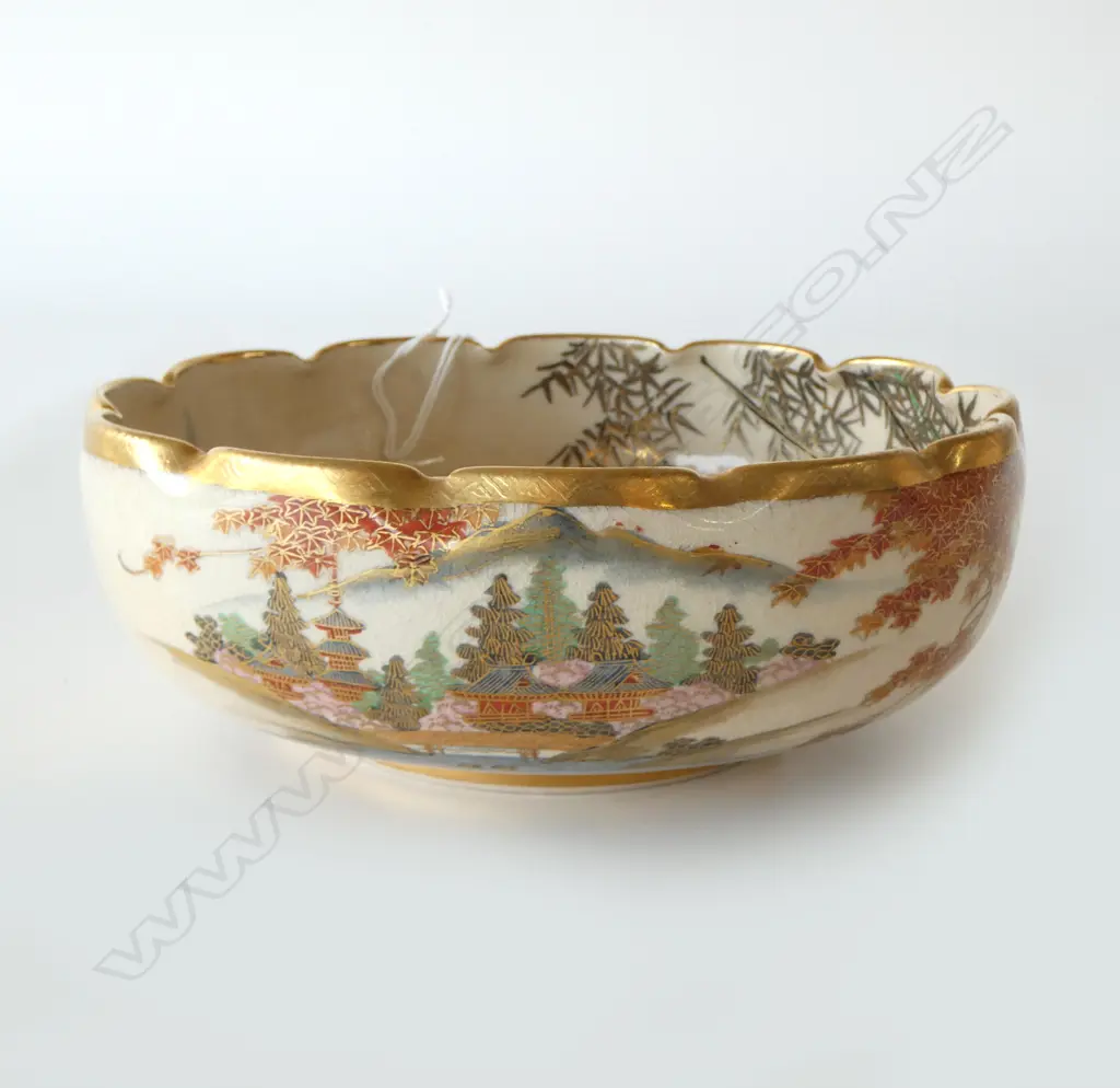OLD JAPANESE SATSUMA LOBED BOWL fine painted & gilded coastal landscape decoration Dia.190mm Image 1++