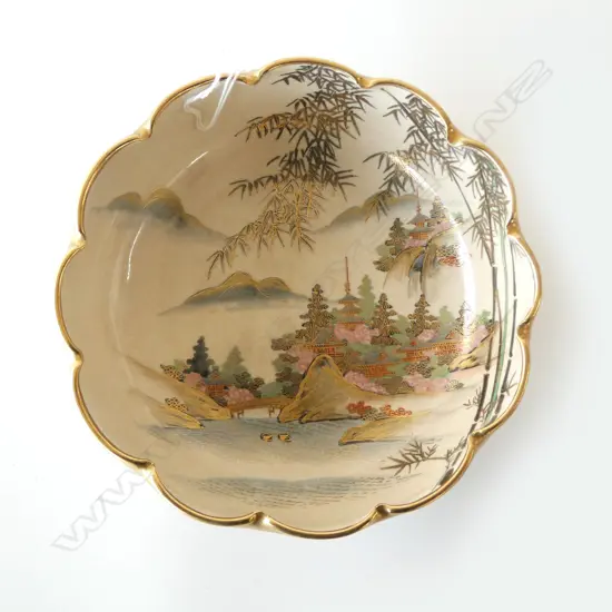 OLD JAPANESE SATSUMA LOBED BOWL fine painted & gilded coastal landscape decoration Dia.190mm
