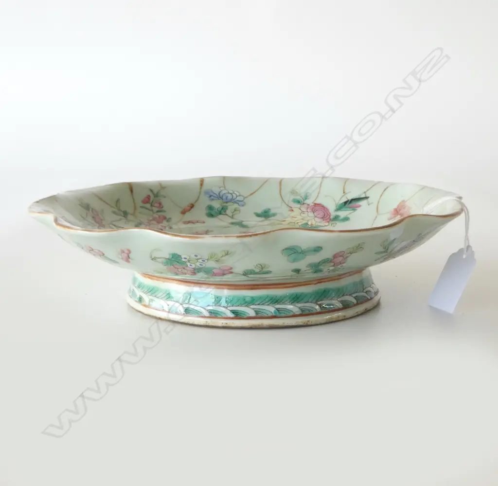 CHINESE CELADON FAMILLE ROSE FOOTED DISH DIA230MM Image 1++