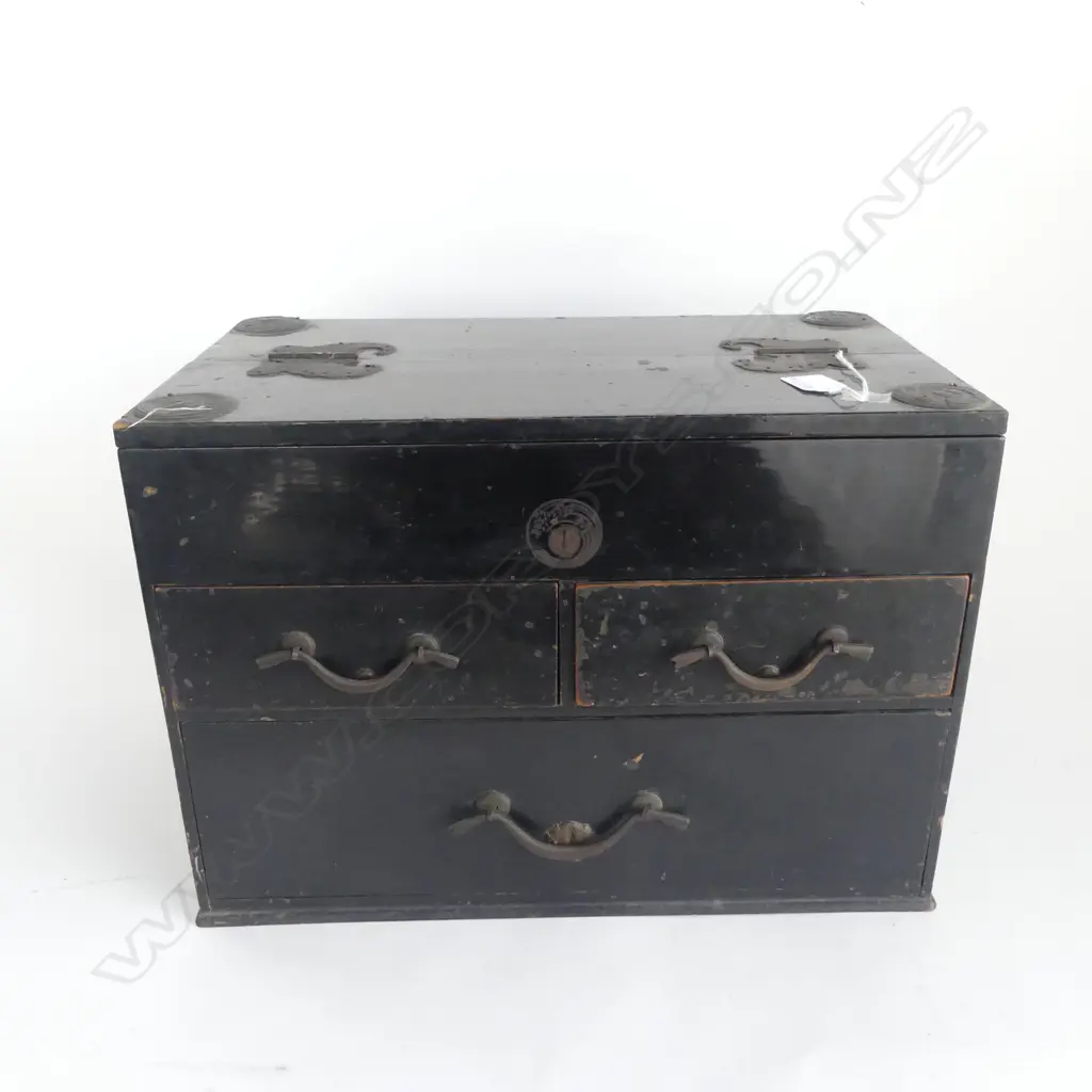 EDO JAPANESE DRESSING TABLE BOX black lacquer w copper butterfly hinges & family mon bosses to top corners W.420mm Image 1++