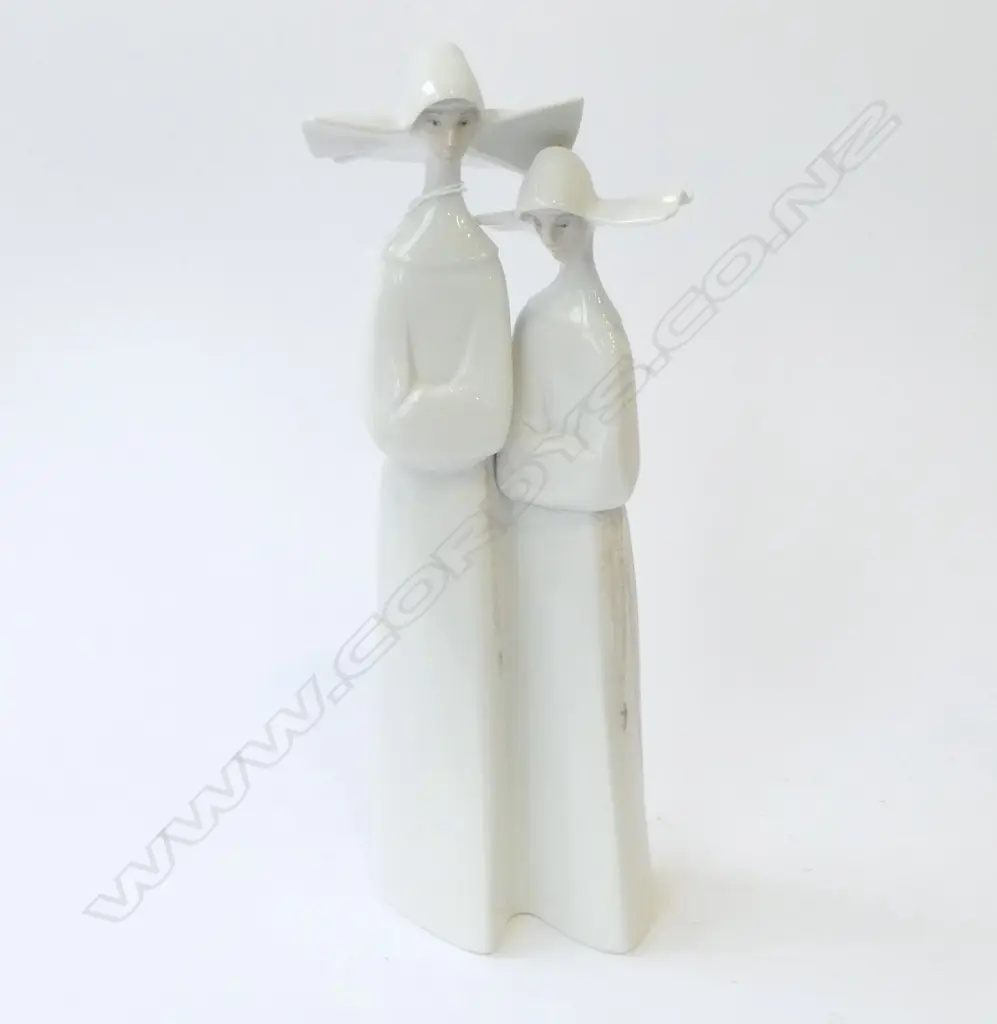 LLADRO NUNS H.330mm Image 1++