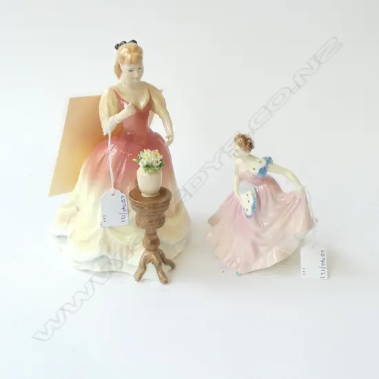 2 RD FIGURINES SARAH H220MM & INVITATION H140MM