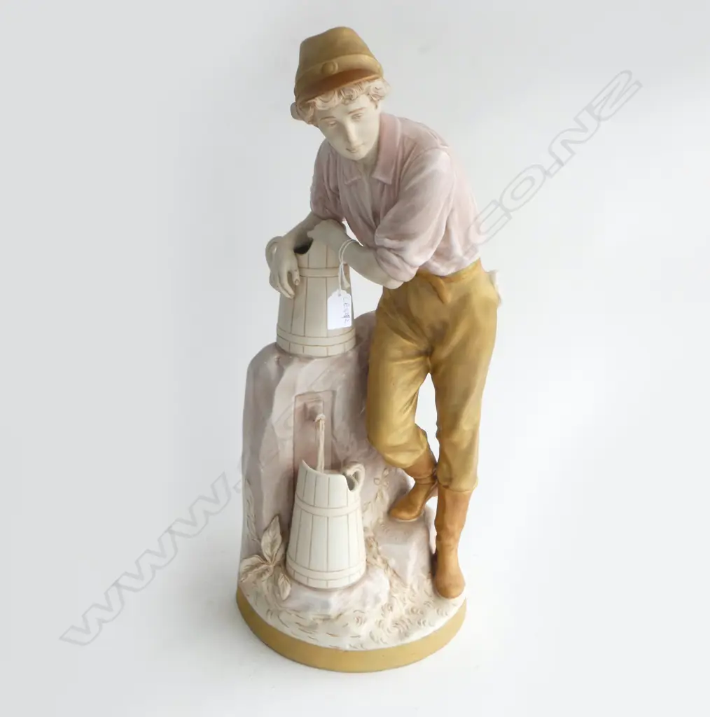 ROYAL DUX YOUNG MAN BESIDE WELL H.590mm Image 1++
