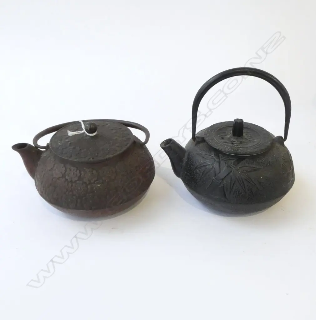 2 ORIENTAL CAST IRON TEAPOTS Image 1++