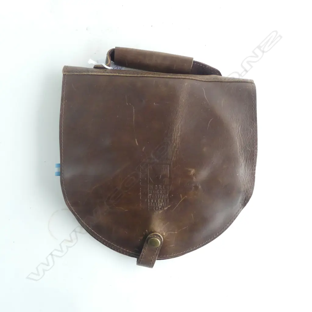 WOODEN CHEESEBOARD 200mm dia & 5 PCES CUTLERY IN LEATHER CASE Image 1++