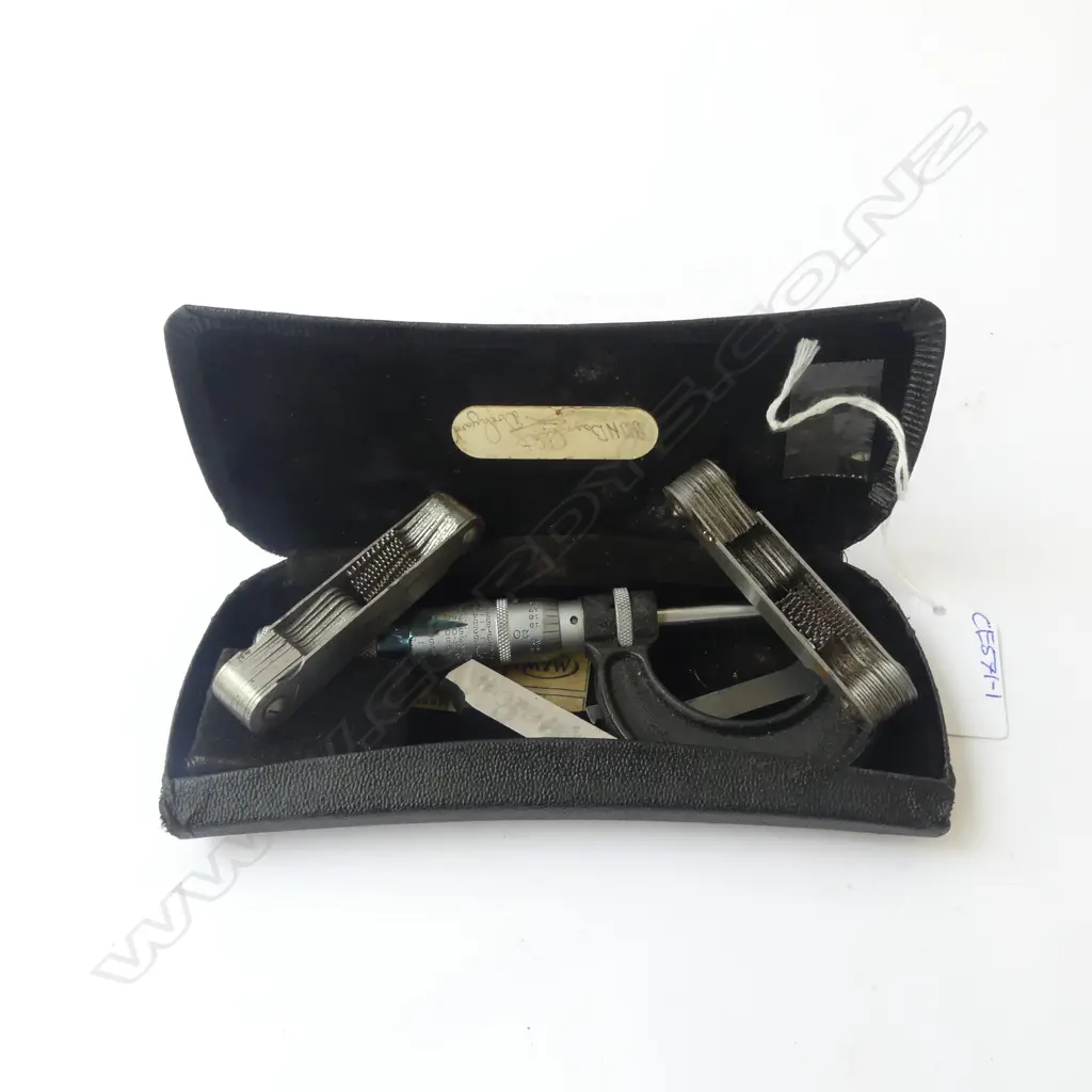 CASED MOORE & WRIGHT (SHEFFIELD) Ltd. SCREW THREAD MICROMETER IN LEATHER CASE WITH 2 SCREW THREAD GAGES Image 1++
