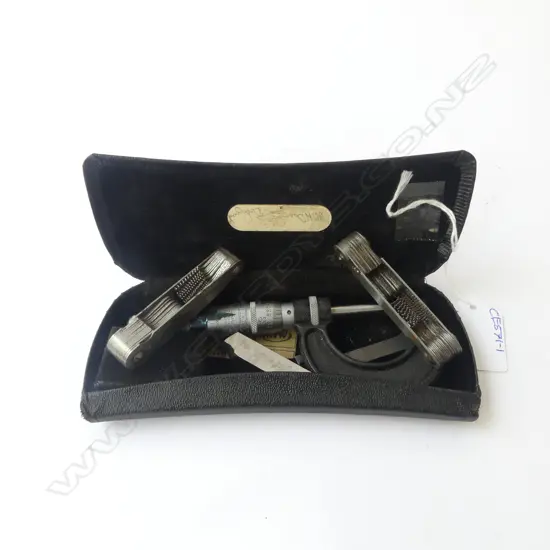 CASED MOORE & WRIGHT (SHEFFIELD) Ltd. SCREW THREAD MICROMETER IN LEATHER CASE WITH 2 SCREW THREAD GAGES