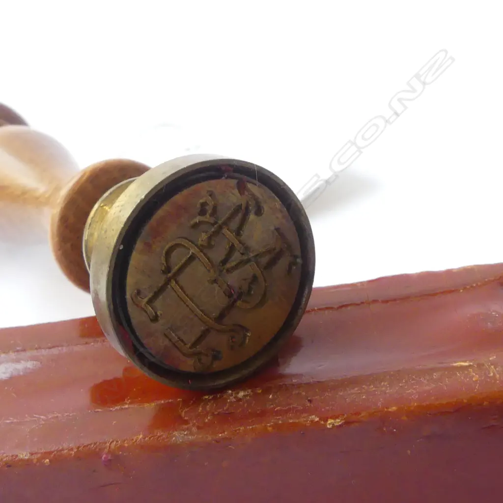 WOOD HANDLED BRASS FAMILY SEAL + 2 WAX STICKS Image 1++