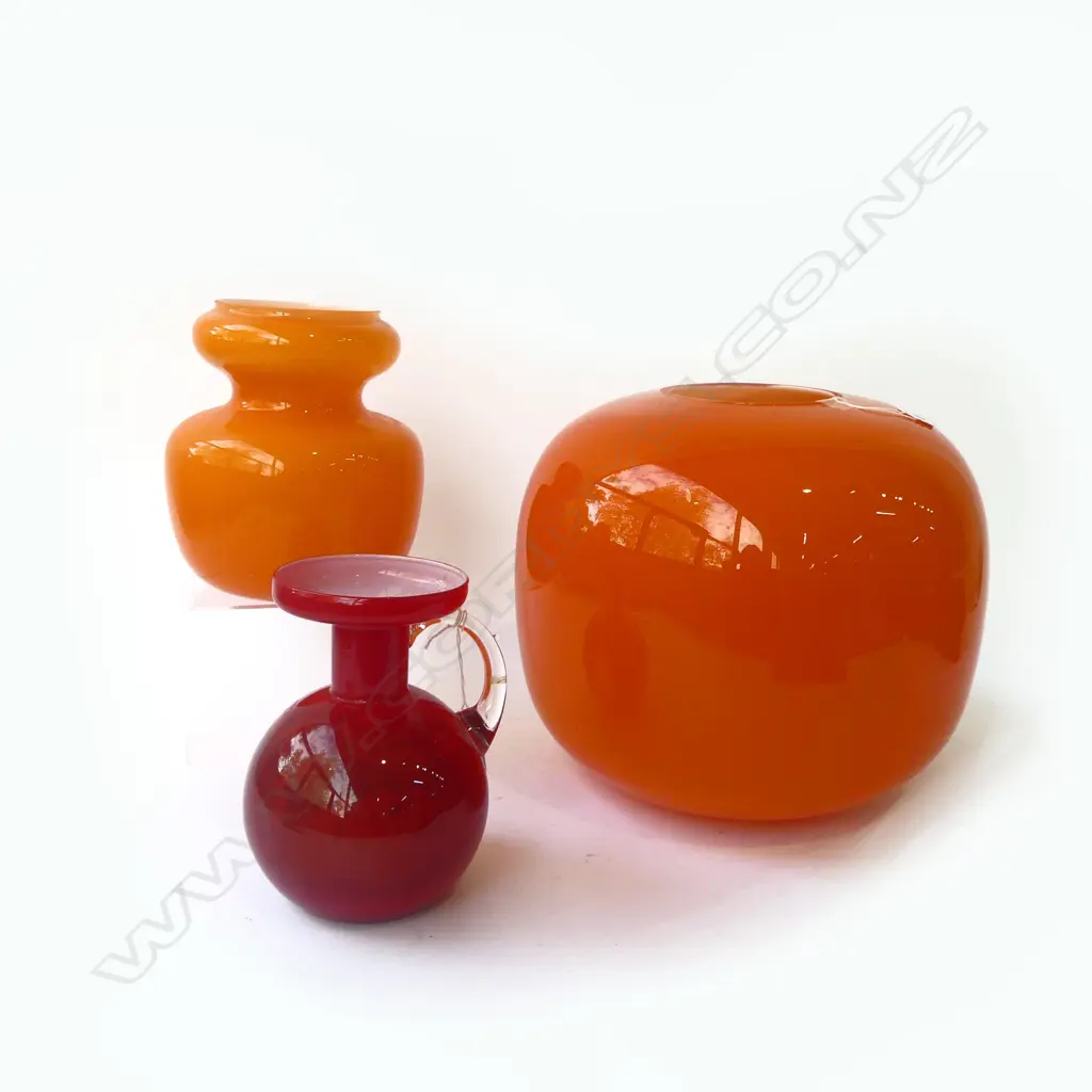 3 PCS VINTAGE GLASS; X LRG ORANGE ROUND VASE, Dia.300mm H.260mm, MED. ORANGE VASE & RED w HANDLE Image 1++