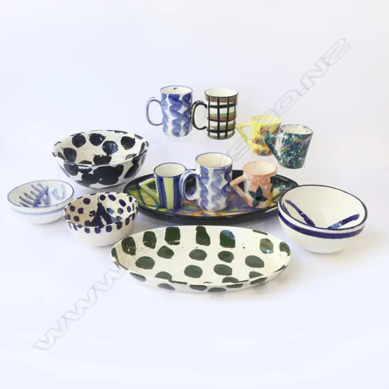 COLLECTION OF 13 LEONIE ARNOLD POTTERY PCES; 4 BOWLS, 2 LARGE DISHES W.400mm & 7 MUGS/CUPS