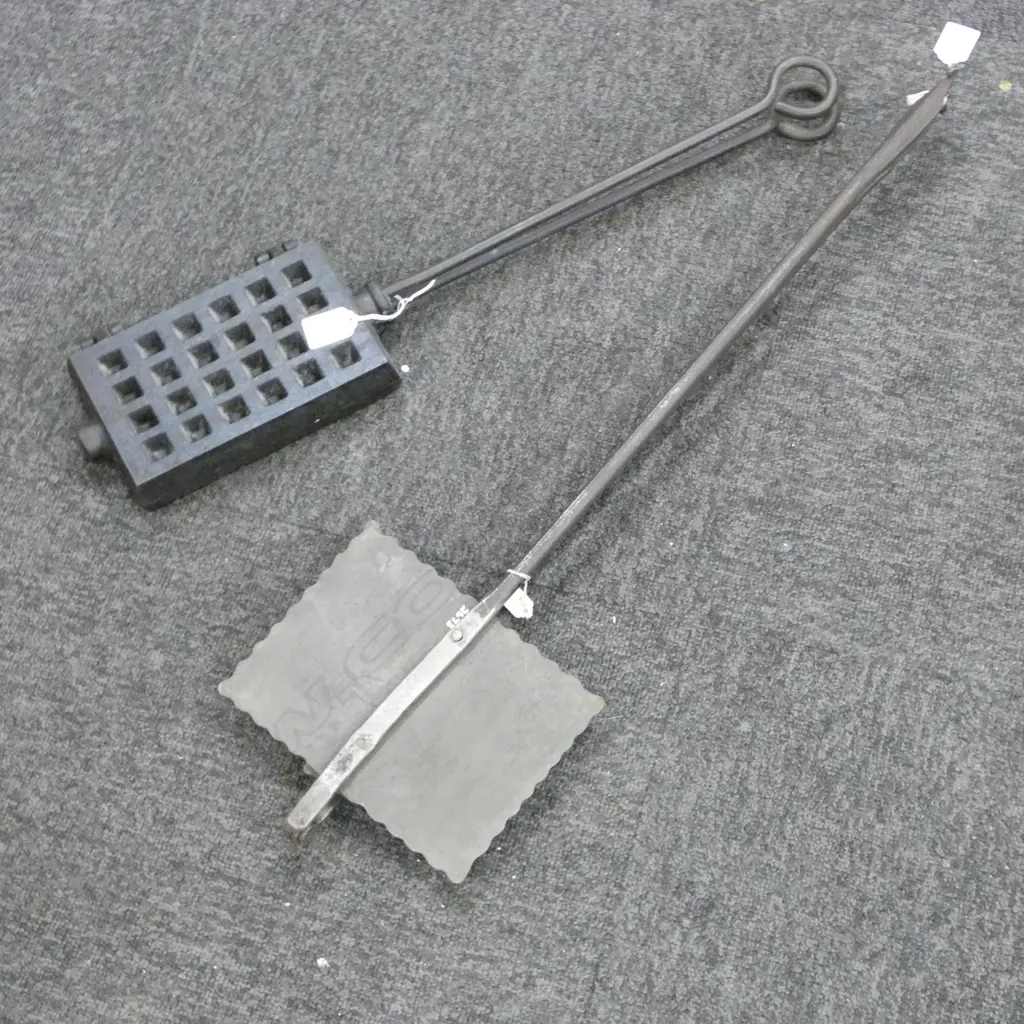 3714/2673  2 LONG HANDLED CAST IRON WAFFLE IRONS L680MM Image 1++
