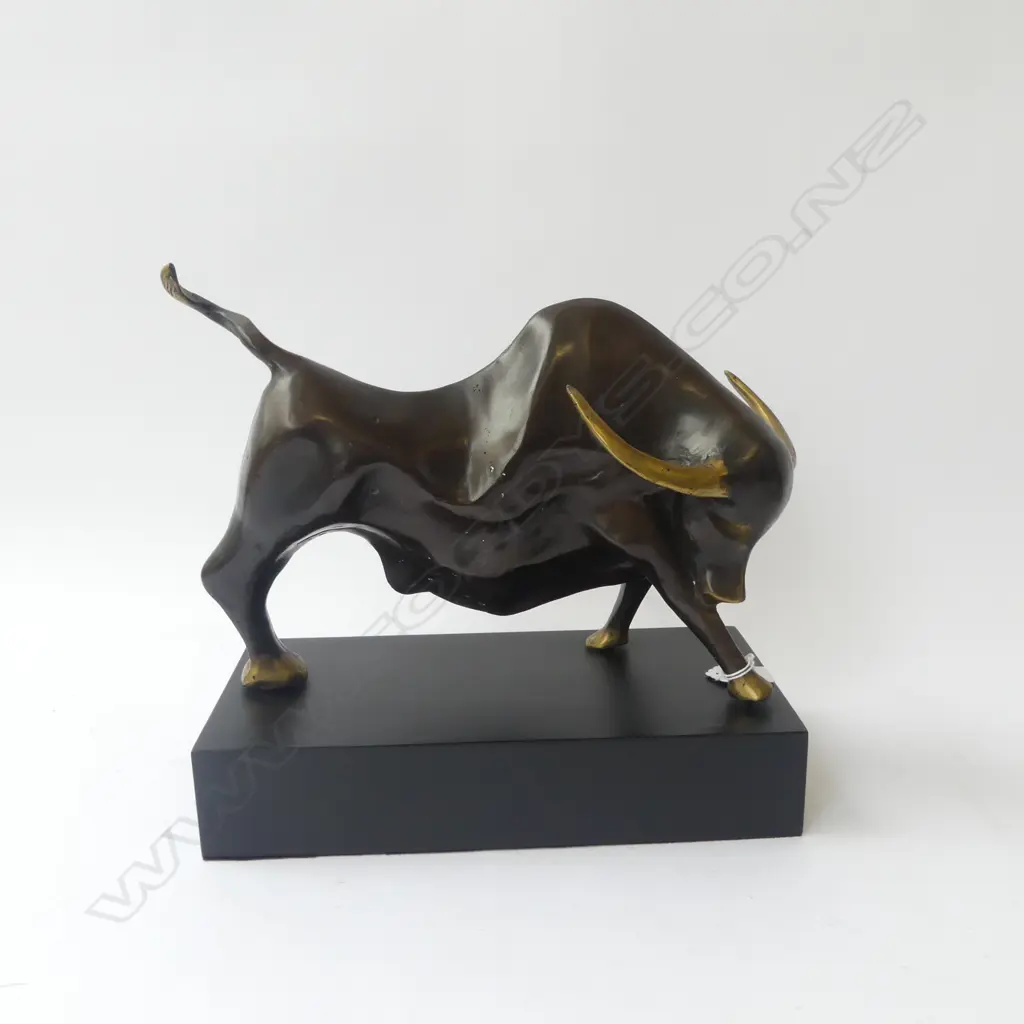 LG BRASS BULL ON STAND W.310mm Image 1++