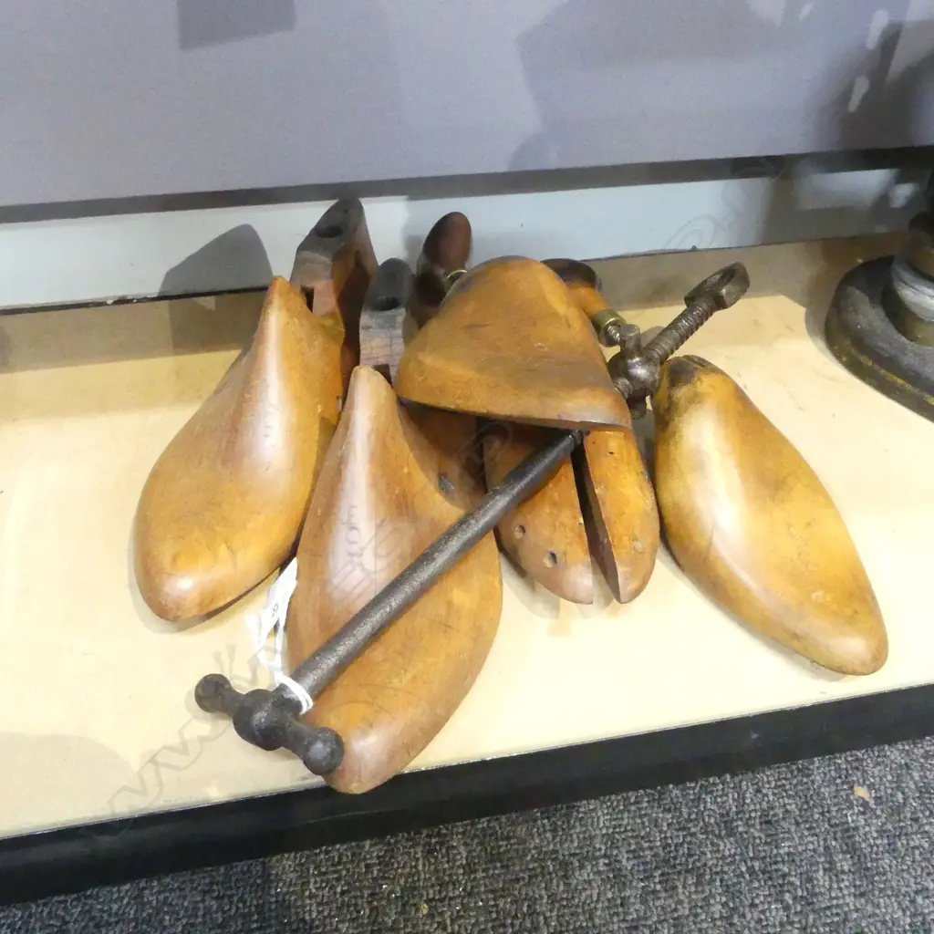 5 WOODEN SHOE LASTS (2 PRS+1) Image 1++