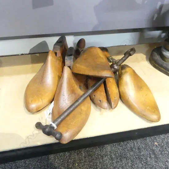 5 WOODEN SHOE LASTS (2 PRS+1)