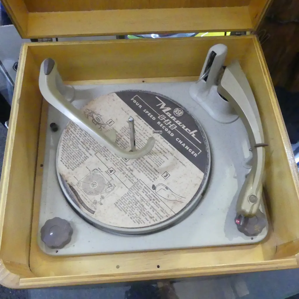 MONARCH UA8 FOUR SPEED RECORD PLAYER Image 1++
