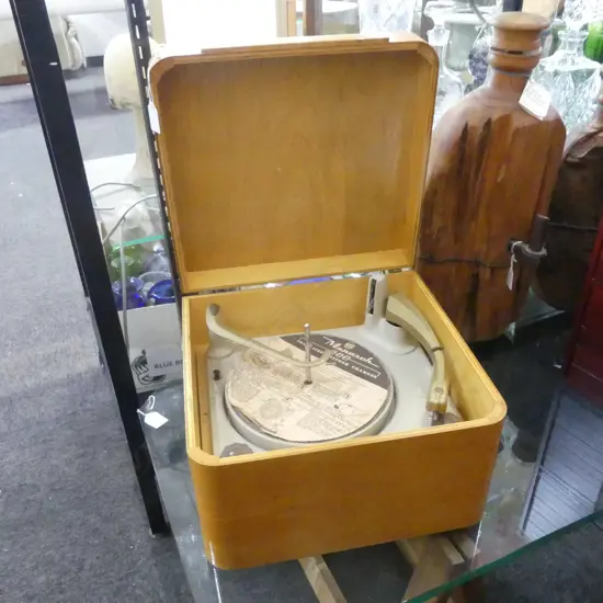 MONARCH UA8 FOUR SPEED RECORD PLAYER