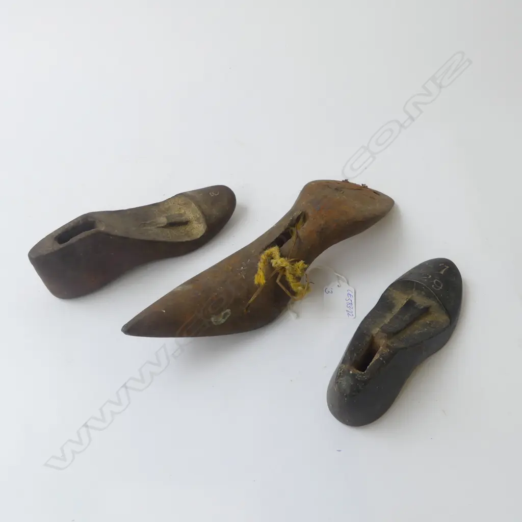 3 OLD STEEL CHILDS SHOE LASTS. 1 DBLE ENDED Image 1++