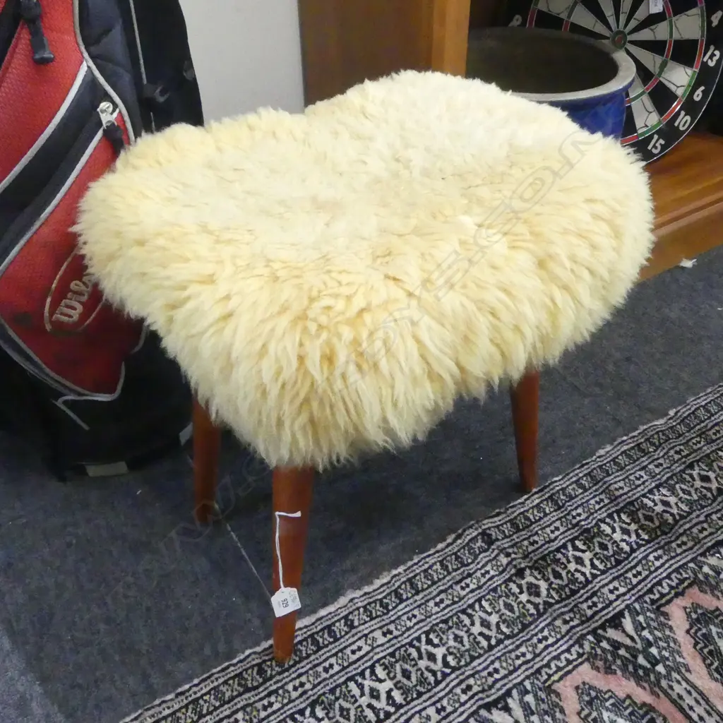 SHEEPSKIN STOOL H.440mm Image 1++