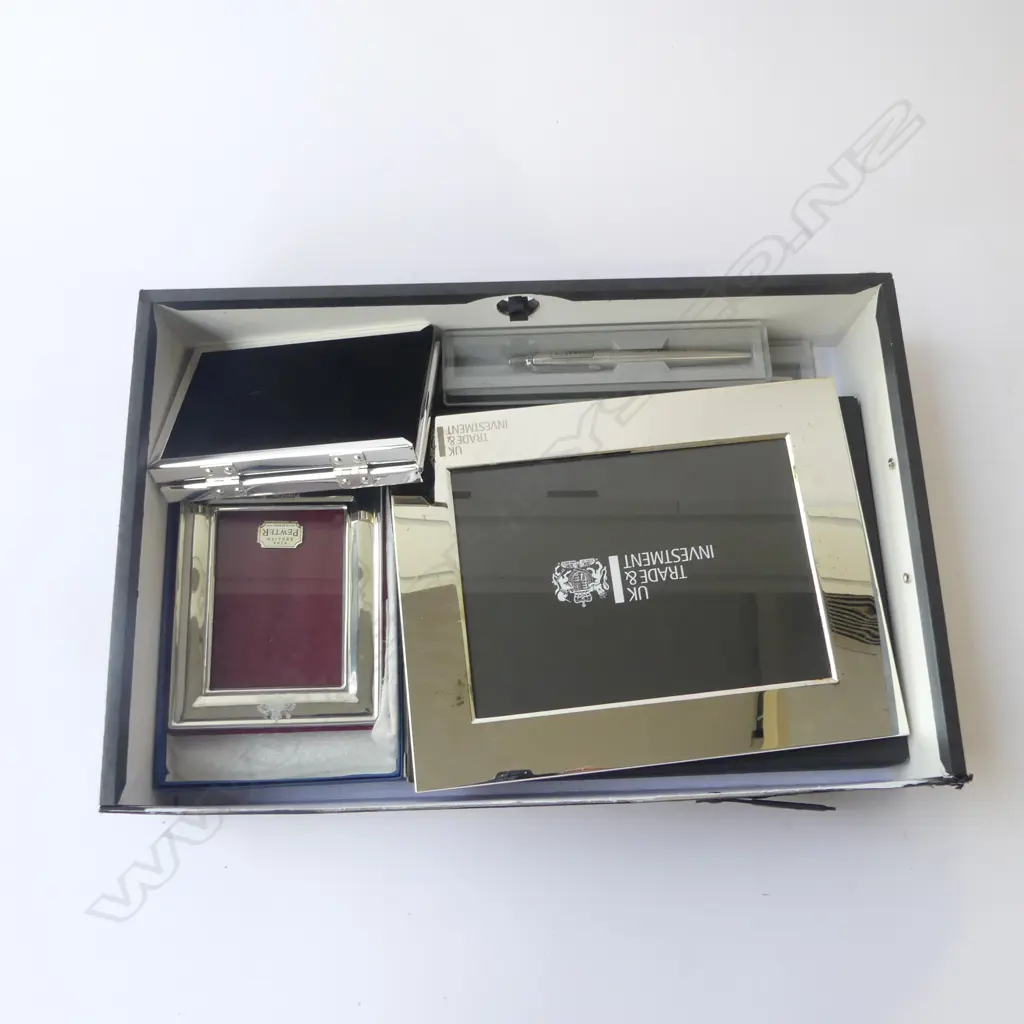 2 CASED PARKER PENS (UK TRAD&INVESTMENT), 3 FRAMED (UK TRADE&INVESTMENT, COMMONWEALTH OFFICE & OTHER) Image 1++