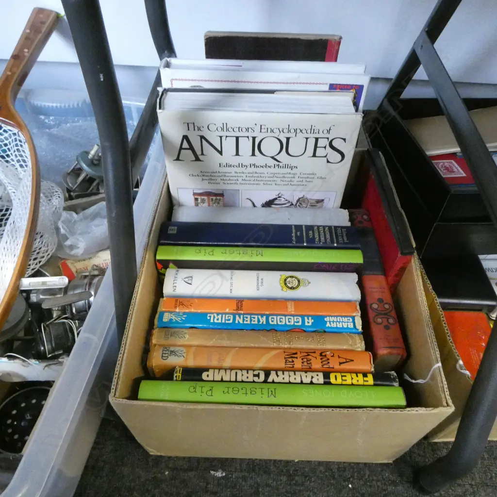 BOX ANTIQUE REFERENCE + BARRY CRUMP BOOKS ETC Image 1++