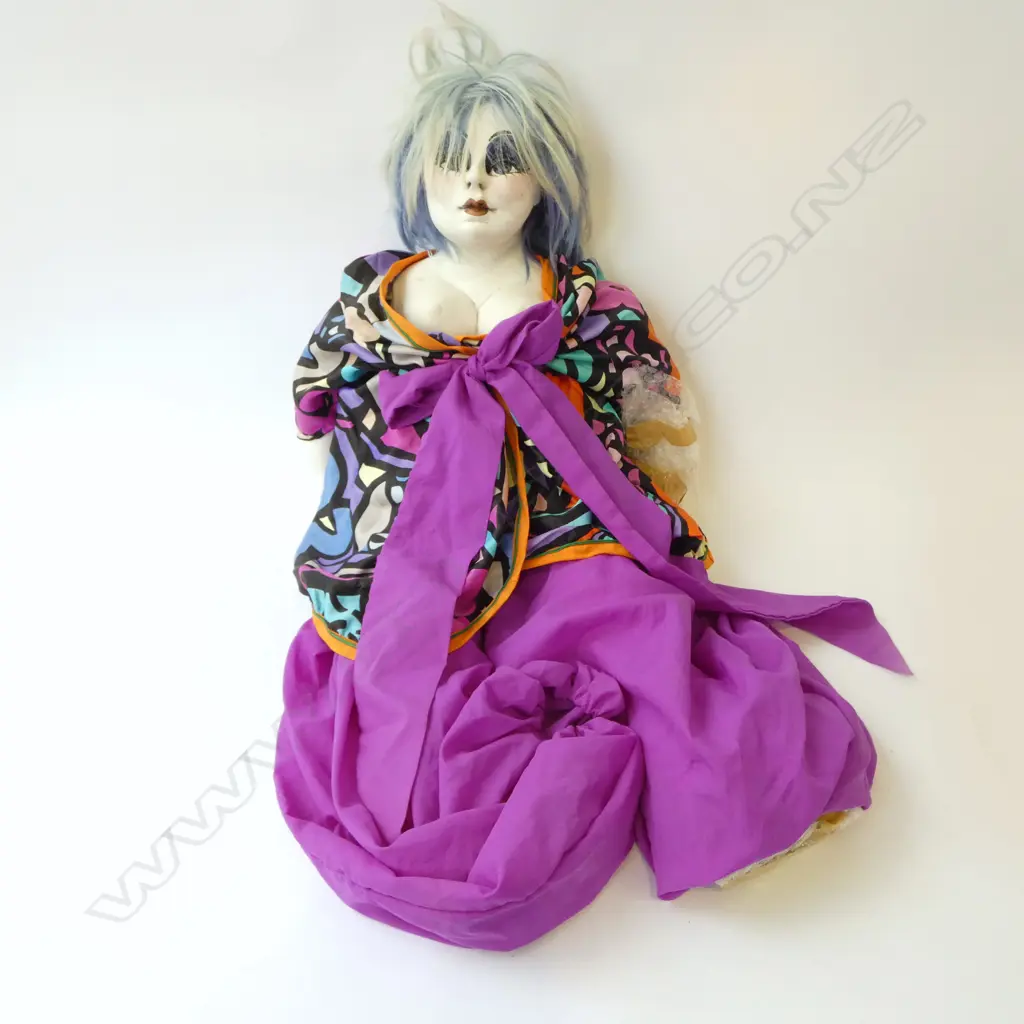 LARGE LEONIE ARNOLD POTTERY & SILK DRESSED DOLL L.850mm Image 1++