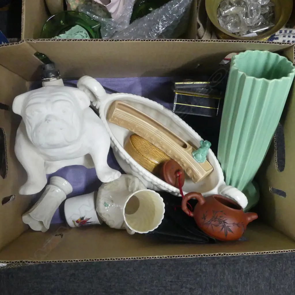 WHITE CERAMIC BULLDOG TABLE LAMP, GREEN BESWICK VASE H.300mm, VASES ETC Image 1++