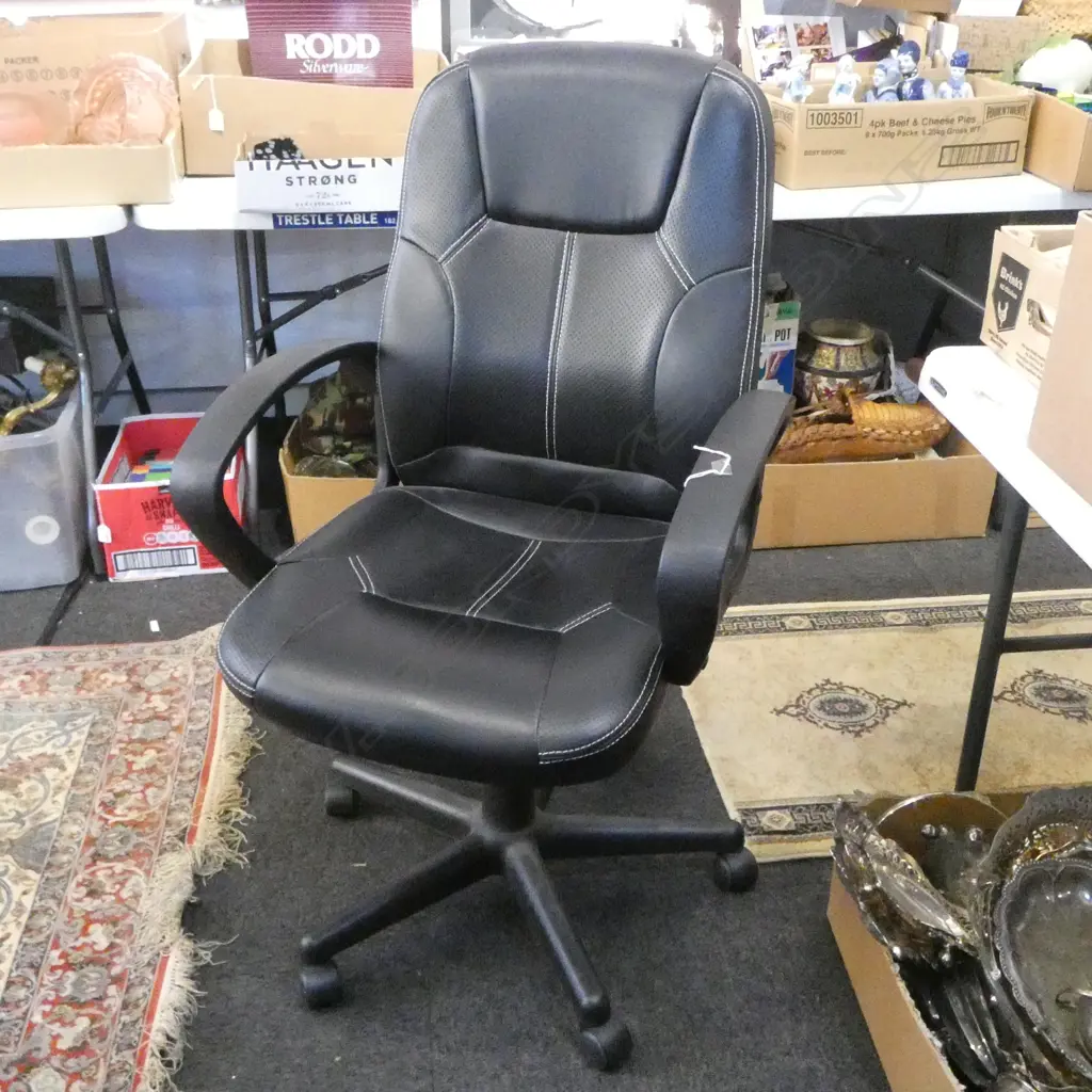 MODERN BLACK OFFICE ARM CHAIR Image 1++