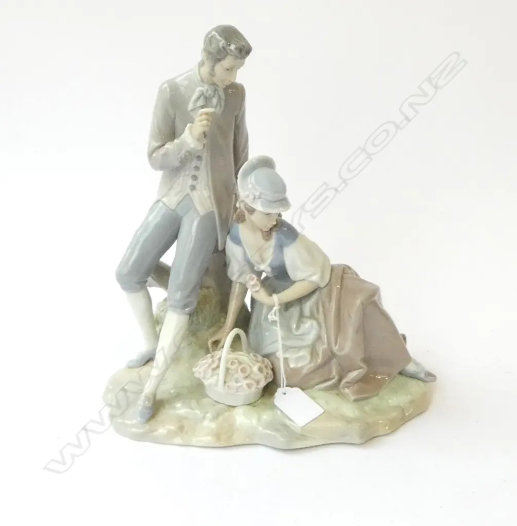 LLADRO FIGURE GROUP; COUPLE WITH FLOWERS H. 275mm Image 1++
