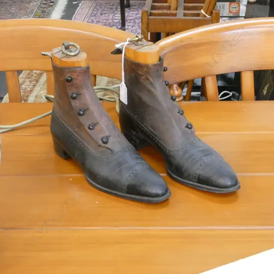 PR ANTIQUE LADIES BUTTON UP LEATHER BOOTS IN WOODEN LASTS L.270mm