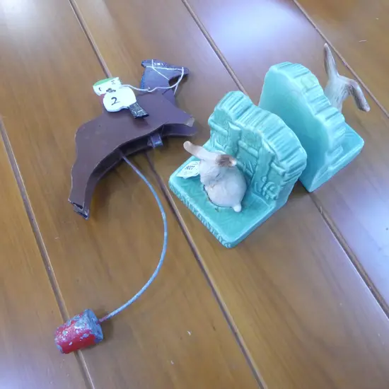 PR SYLVAC BUNNY RABBIT BOOKENDS, 1 EAR REPAIRED H.115mm + HOCKEY HORSE RIDER BALANCING TOY