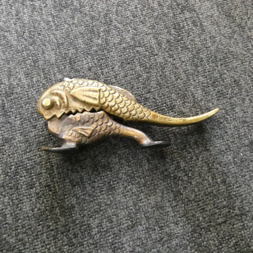 OLD MADE IN ENGLAND CAST BRASS FISH NUT CRACKER L.175mm Image 1++