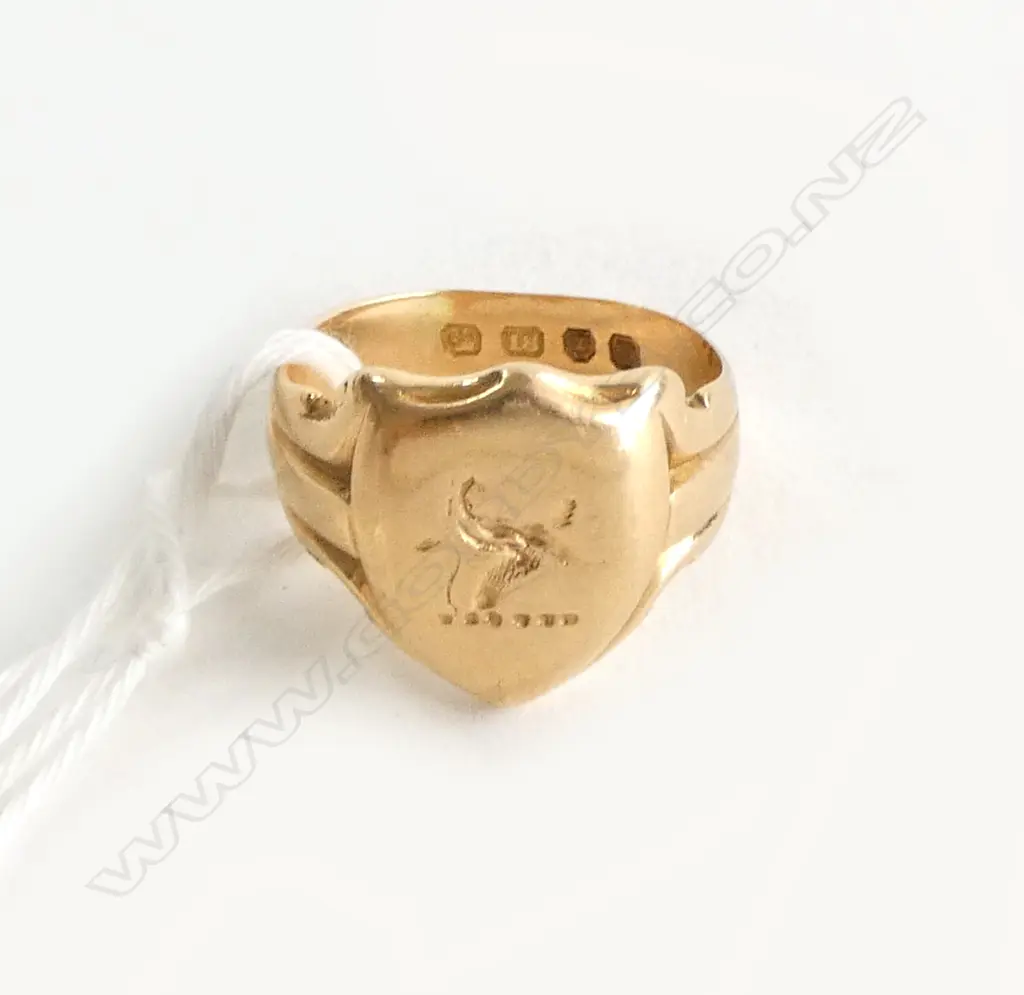 18CT GOLD SIGNET RING w shield cartouch, LONDON 1950, 7.30gm SIZE L Image 1++