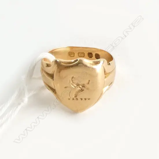18CT GOLD SIGNET RING w shield cartouch, LONDON 1950, 7.30gm SIZE L