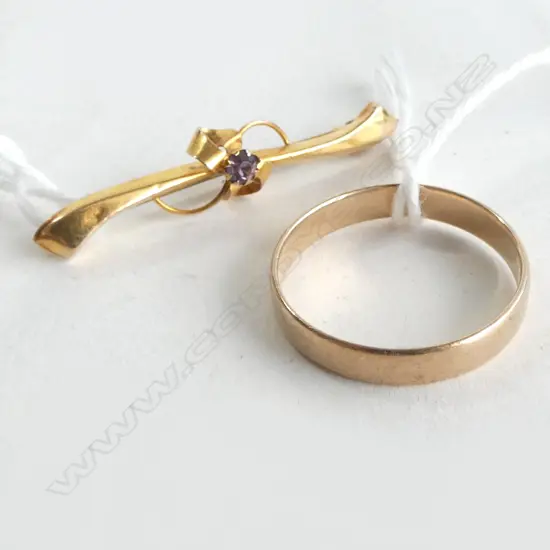 9ct GOLD WEDDING BAND & BAR BROOCH w CENTRAL AMETHYST STONE, 3.19gm SIZE U