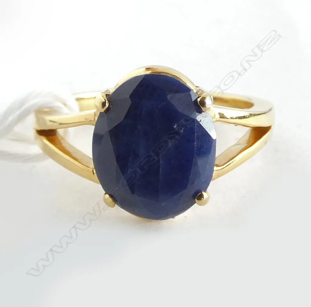 18ct GOLD & BLUE SAPPHIRE RING (stone has inclusions) SIZE R Image 1++