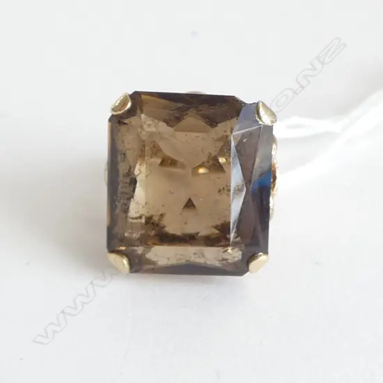 9ct GOLD & LGE SMOKEY QUARTZ RETRO RING chip to corner 9.29gms SIZE J