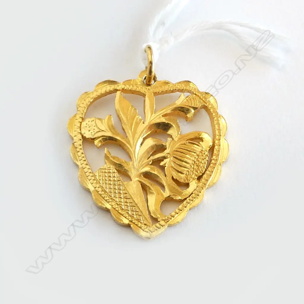 .999 YELLOW GOLD HEART PENDANT engraved & pierced floral design 8.25gms   Image 1++
