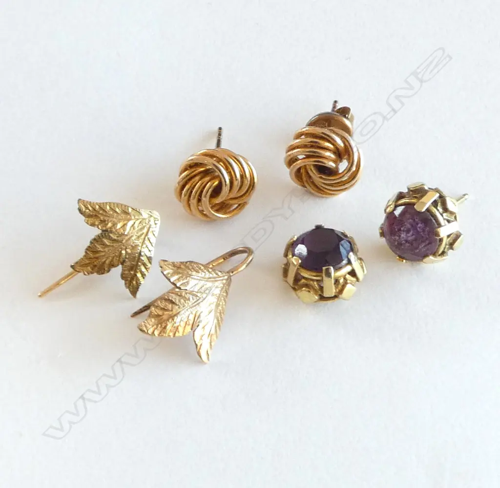 3 PRS 9ct EARRINGS; KNOT EARRINGS, LEAF w HOOKS & GARNET EARRINGS (1 post missing) 4.4gm Image 1++