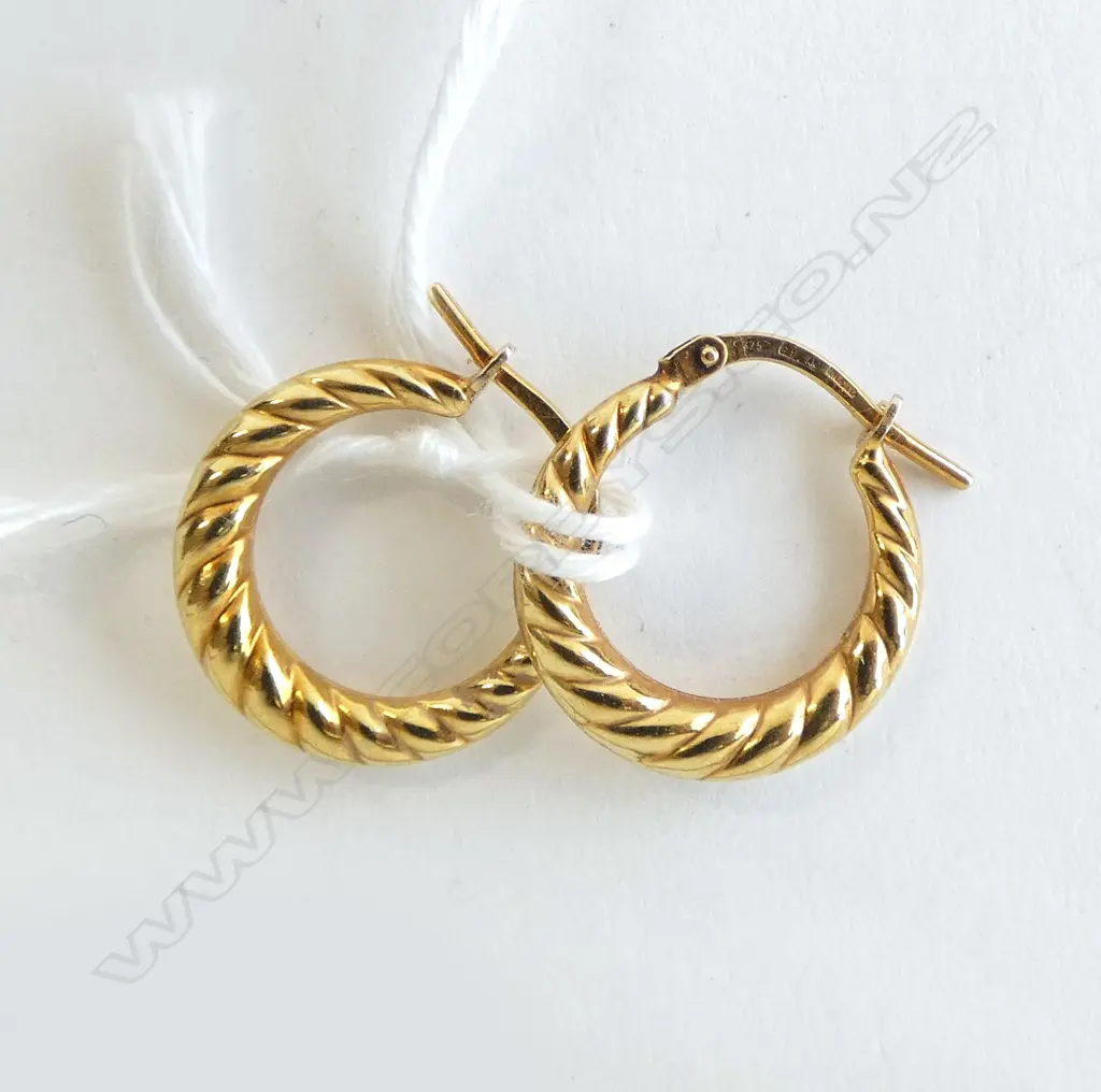 PR 9ct GOLD HOOP EARRINGS tapered & patterned 1.24gms Image 1++