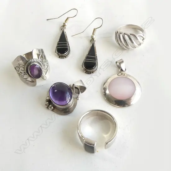 AMY. RING SIZE R & M