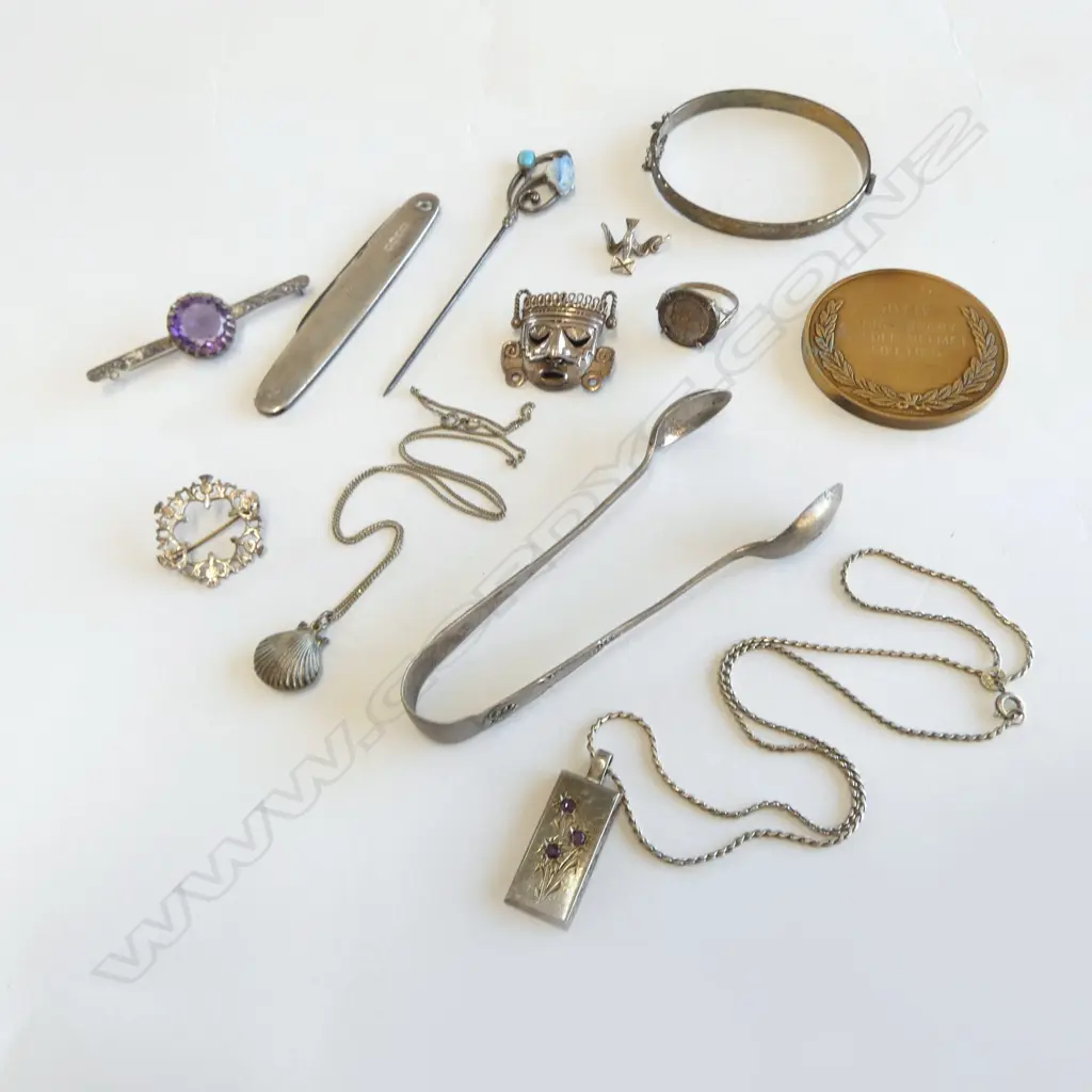 ASST SILVER & OTHER JEWELLERY ETC: Art Nouveau pin + pocket knife + Kihikihi medal + 2 pendant necklaces etc SIZE P Image 1++