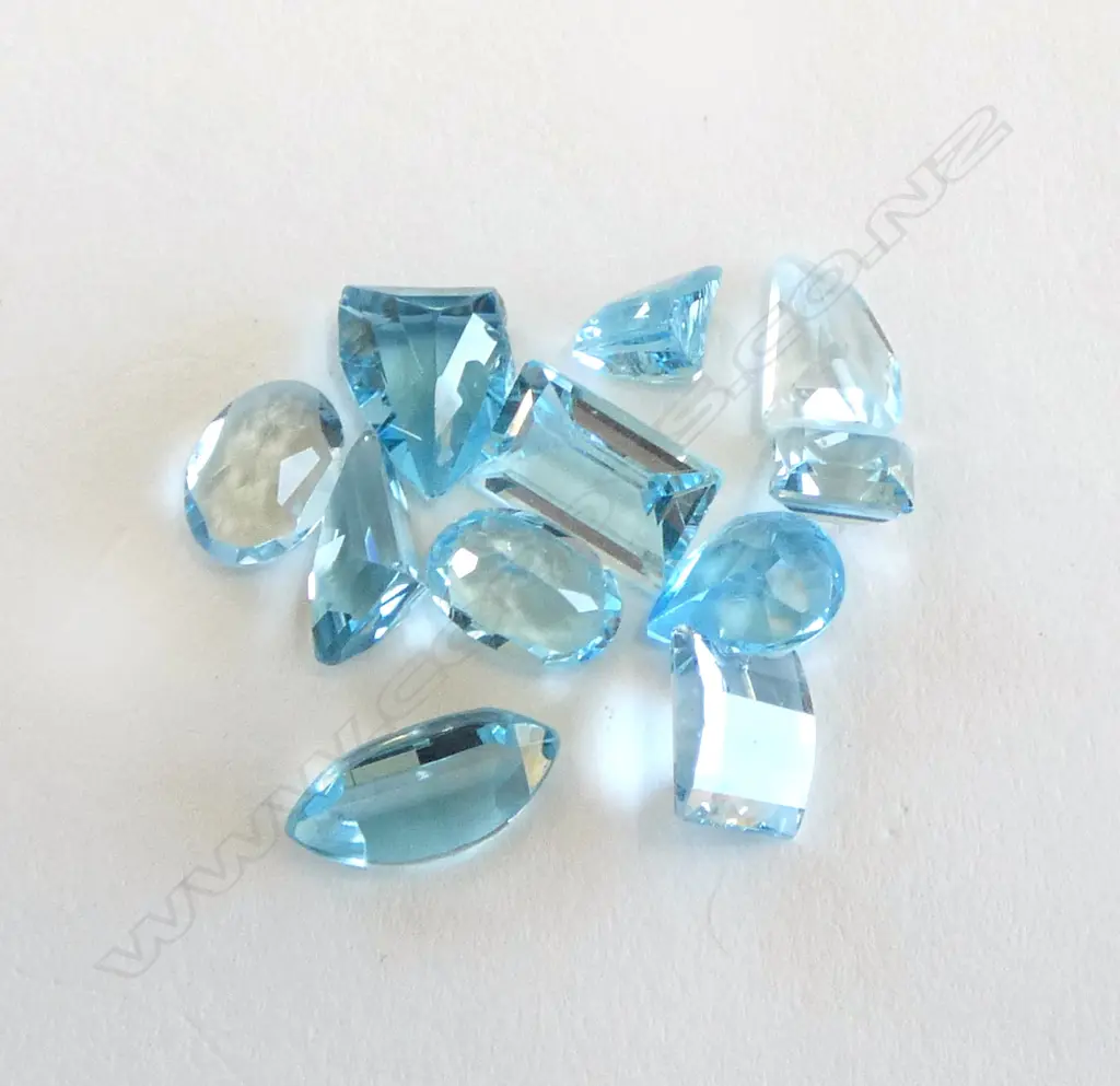MIXED LOT BLUE TOPAZ CUT GEMSTONES, HEAT TREATED, 10ct Image 1++