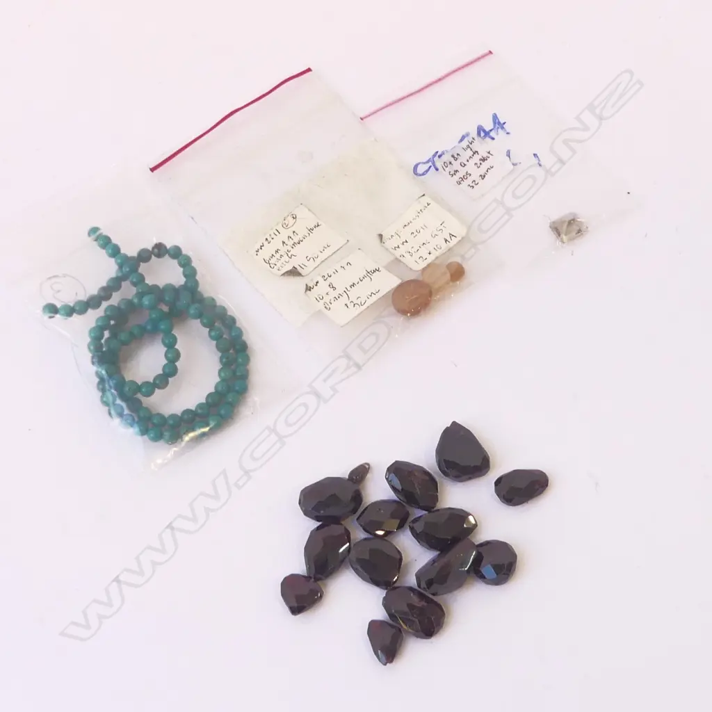 ASST. STONES incl. QUARTZ, 3 MOONSTONE & STRING OF TURQUOISE BEADS L.400mm Image 1++