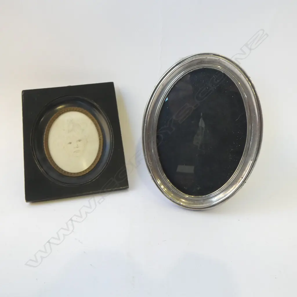 STG SILVER OVAL PHOTO FRAME 165x125mm AF + GEORGIAN STYLE EBONISED FRAME Image 1++