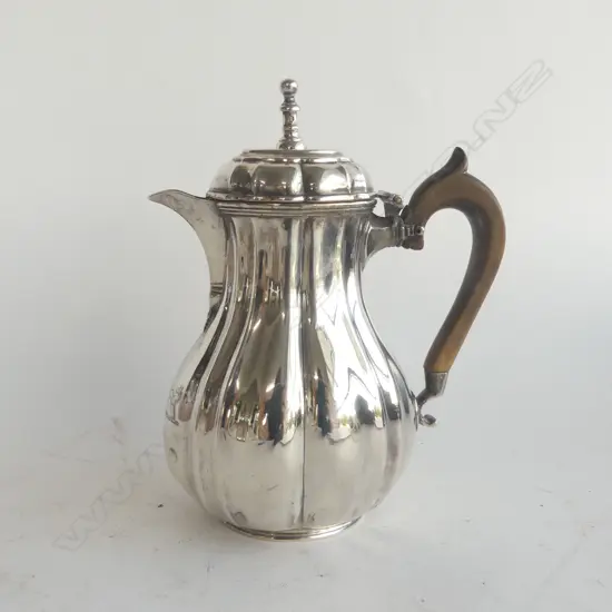 CRESTED SILVER MILK JUG, LONDON 1885, 262gm, H.160mm
