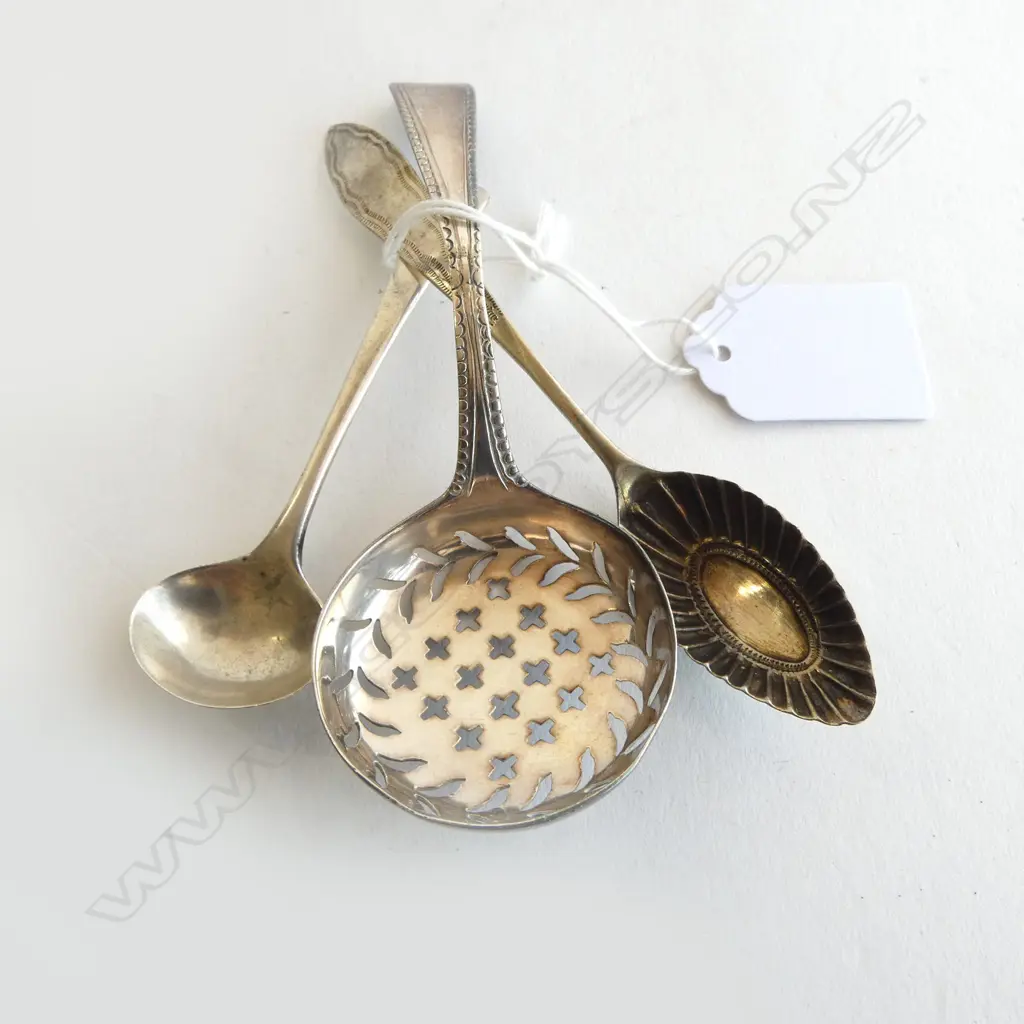 STG SILVER SUGAR SIFTER, LONDON, CROWNED LEOPARD, 28.44gms + 2 SILVER SPOONS 17.91gms Image 1++