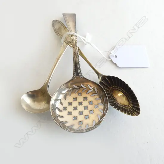 STG SILVER SUGAR SIFTER, LONDON, CROWNED LEOPARD, 28.44gms + 2 SILVER SPOONS 17.91gms
